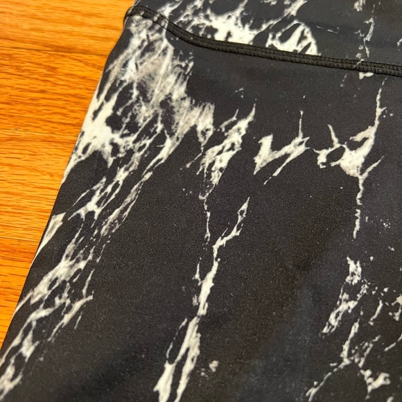 Beautiful Black and White Marbled Beyond Yoga full length stretchy leggings - Picture 8 of 10